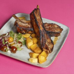 Costillas melosas con guarnición fresca y crujiente.
