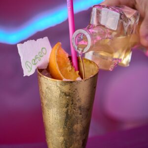 Cóctel Deseo de Serendipia, con maracuyá, ron y papelito mágico. Un trago que cumple cuando bebes lo que escribes.