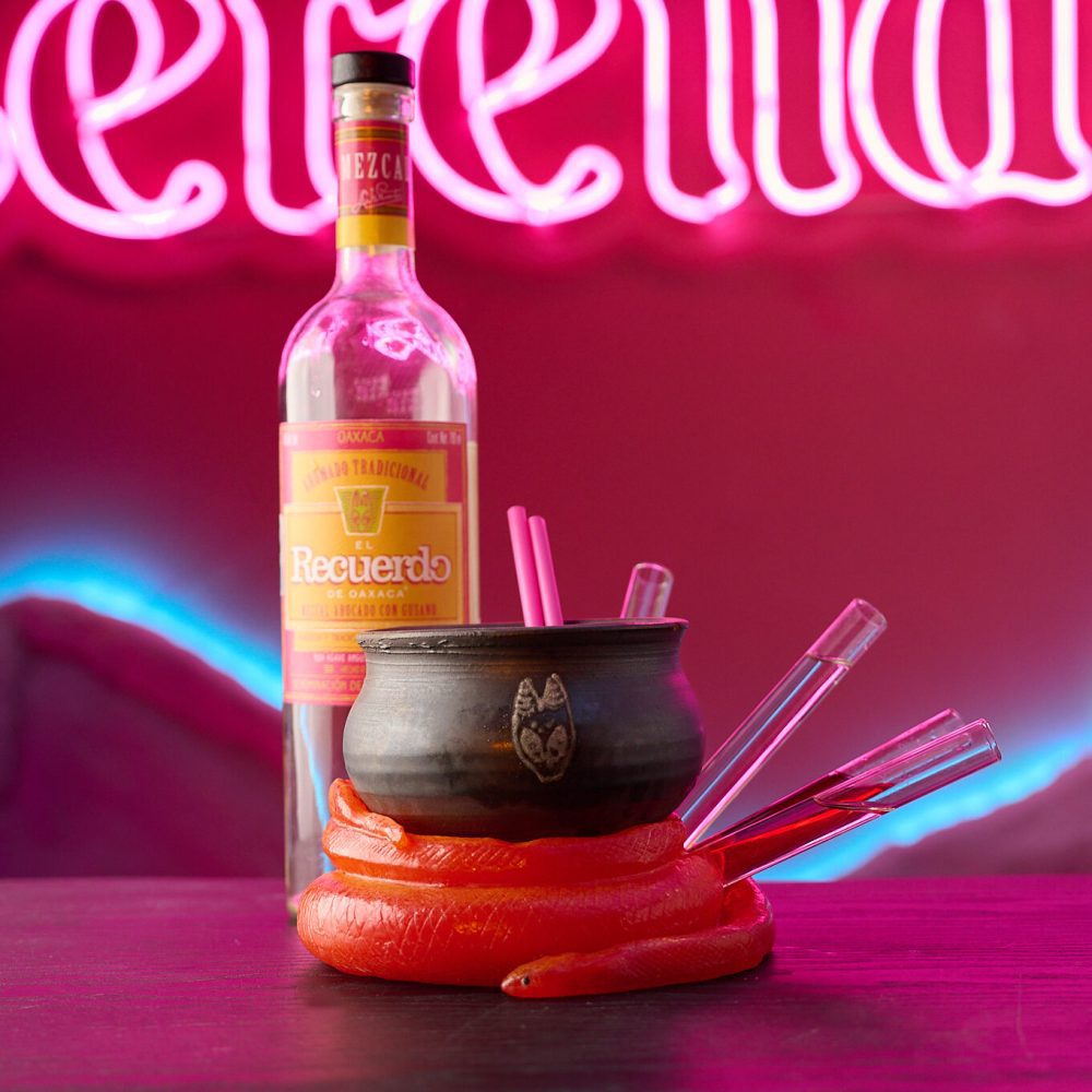 Cóctel El Recuerdo de Serendipia: mezcal, piña, jengibre y manzana. Un trago que emociona como una historia que vuelve.