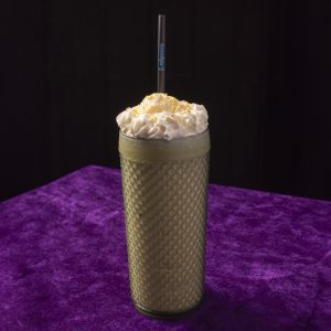 Batido de mango y maracuyá con opción de vodka, servido frío y lleno de energía mágica.