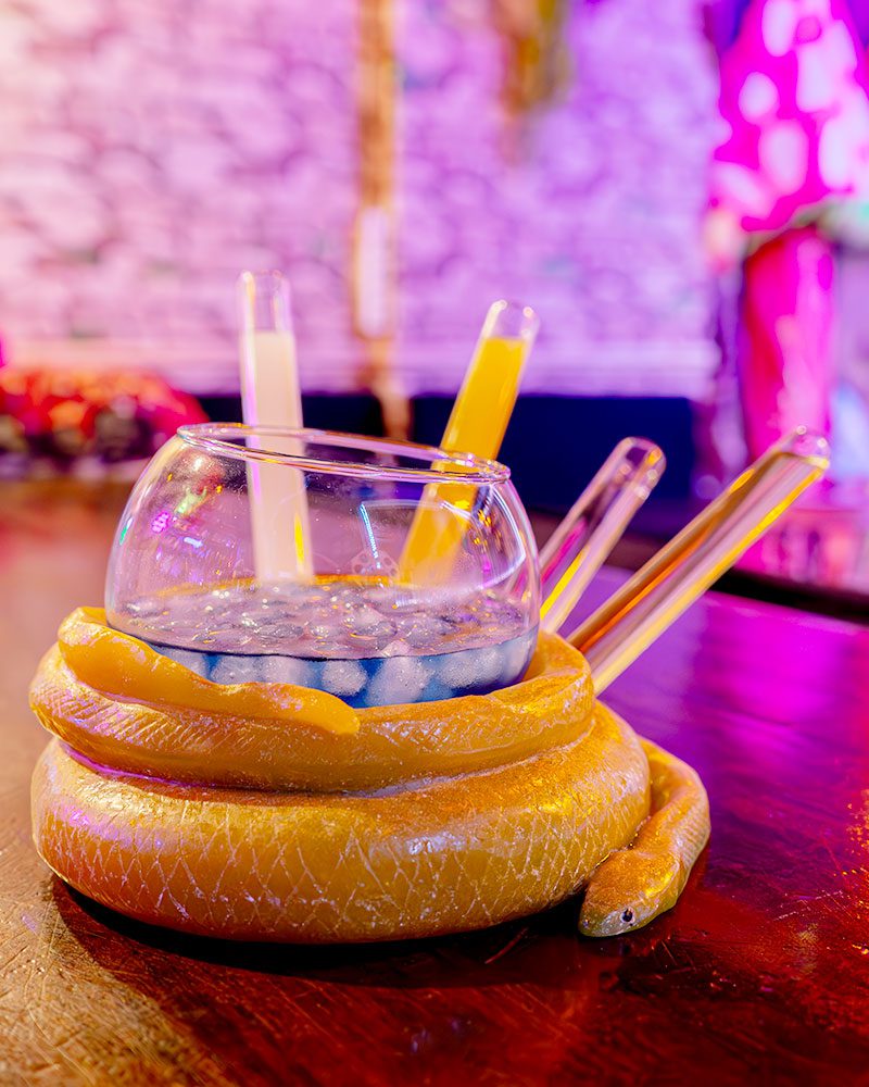 Cóctel Oráculo de Serendipia: sin alcohol, con coco, plátano y polvo mágico. Un mensaje del destino servido en copa tropical