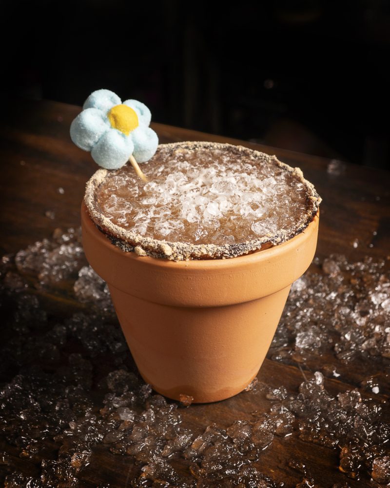 Cóctel Tierra de Serendipia, bebida del alma que reconecta con el origen, con cacao, soja y decoración espiritual.