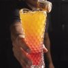 Cóctel Fuego: infusión de rooibos, maracuyá y nube flameada. Una llama dulce que abraza sin quemar. Intensidad servida en copa.