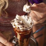Café de Chocogalleta frío o caliente, con chocolate, galleta y opción vegetal. Una bebida dulce y personalizable.