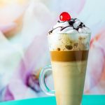 Café con licor de chocolate y cereza, dulce y con alma de postre