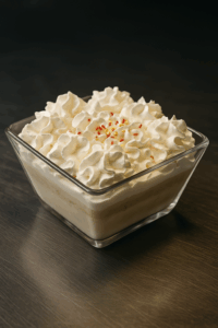 Postre de tres leches con nata y toque de licor.