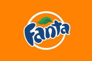 efresco Fanta de naranja, colorido y burbujeante.