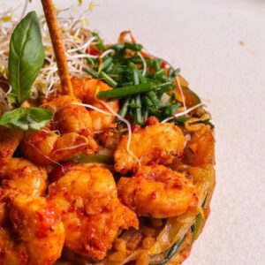 Arroz salteado con gambas y vegetales en salsa asiática.