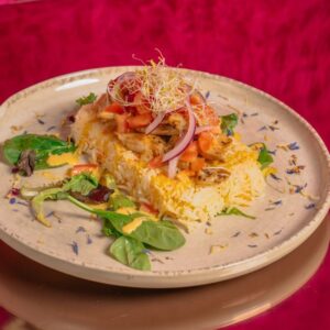 Plato vegano de curry y arroz con pollo vegetal Heura.