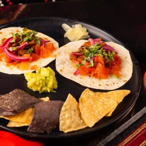 Tacos al pastor con guarnición crujiente y guacamole