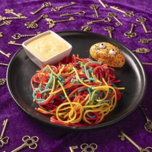 Pasta de colores con pan brioche y toque de carbonara encantada.