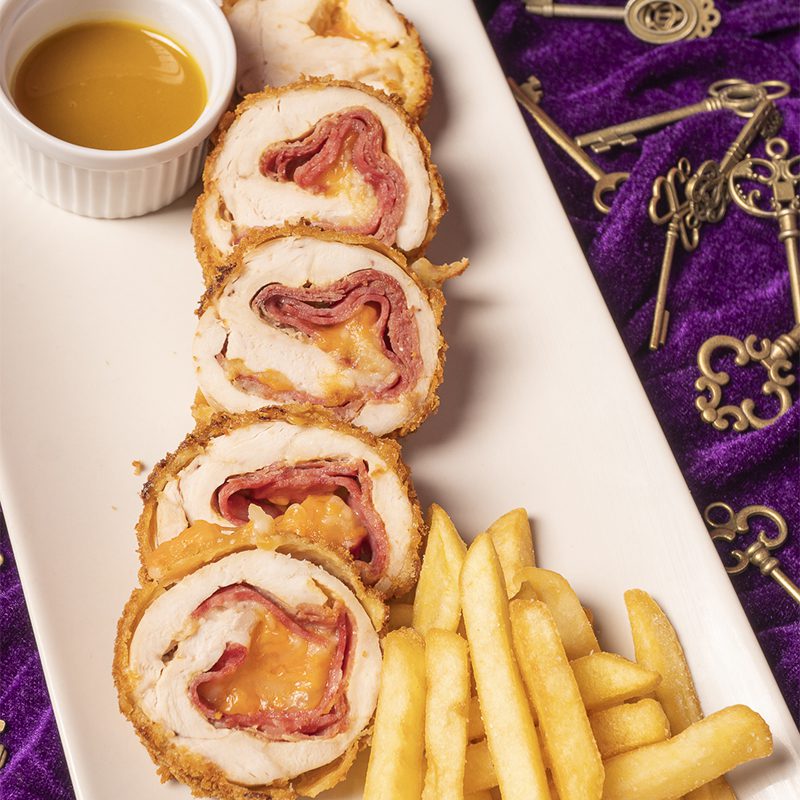Roullet crujiente de pollo con papas y bebida incluida