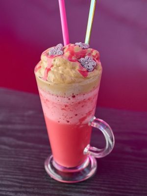 Café con sirope de violeta, floral y delicado, servido en taza encantada