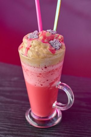 Café con sirope de violeta, floral y delicado, servido en taza encantada