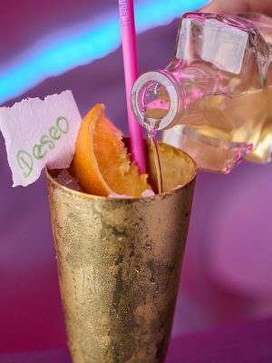 Cóctel Deseo de Serendipia, con maracuyá, ron y papelito mágico. Un trago que cumple cuando bebes lo que escribes.
