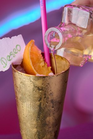 Cóctel Deseo de Serendipia, con maracuyá, ron y papelito mágico. Un trago que cumple cuando bebes lo que escribes.