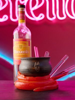 Cóctel El Recuerdo de Serendipia: mezcal, piña, jengibre y manzana. Un trago que emociona como una historia que vuelve.