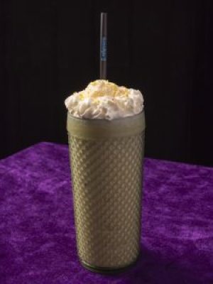 Batido de mango y maracuyá con opción de vodka, servido frío y lleno de energía mágica.