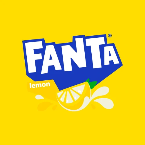 Fanta de limón servida fría, perfecta para platos intensos.