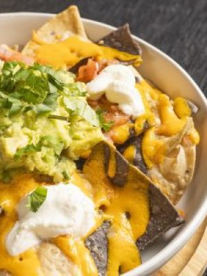Nachos mágicos sin gluten con mezcla de quesos y guacamole.