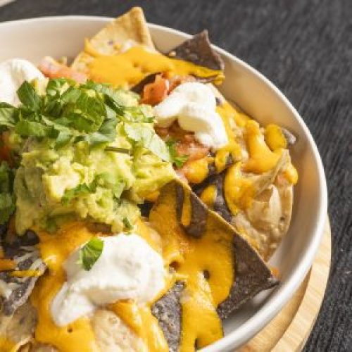 Nachos mágicos sin gluten con mezcla de quesos y guacamole.