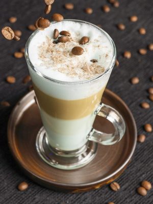 Café tropical con leche de coco. Disponible frío o caliente.