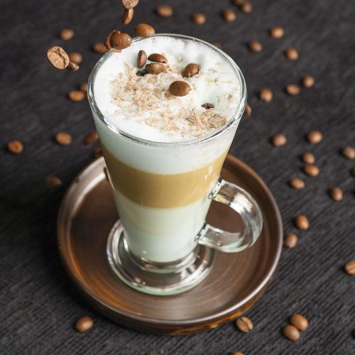 Café tropical con leche de coco. Disponible frío o caliente.