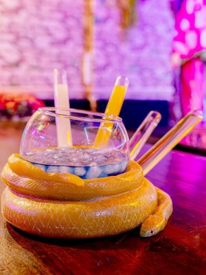 Cóctel Oráculo de Serendipia: sin alcohol, con coco, plátano y polvo mágico. Un mensaje del destino servido en copa tropical