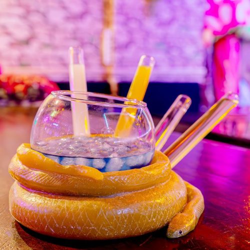 Cóctel Oráculo de Serendipia: sin alcohol, con coco, plátano y polvo mágico. Un mensaje del destino servido en copa tropical