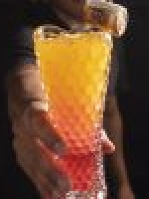 Cóctel Fuego: infusión de rooibos, maracuyá y nube flameada. Una llama dulce que abraza sin quemar. Intensidad servida en copa.