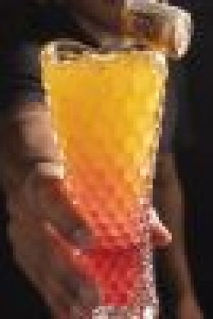 Cóctel Fuego: infusión de rooibos, maracuyá y nube flameada. Una llama dulce que abraza sin quemar. Intensidad servida en copa.