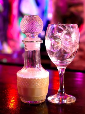 Cóctel Serenidad de Serendipia, con ron, leche de almendra, matcha y coco. Hechizo suave para momentos de paz interior.