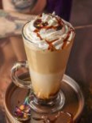 Café Caramelo: versión fría con crema o caliente con expreso. Un hechizo dulce para cualquier momento.