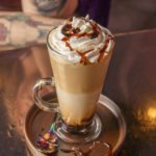 Café Caramelo: versión fría con crema o caliente con expreso. Un hechizo dulce para cualquier momento.