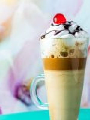 Café con licor de chocolate y cereza, dulce y con alma de postre