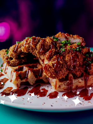 Pollo crujiente con gofre, salsa barbacoa y topping crujiente.