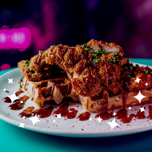 Pollo crujiente con gofre, salsa barbacoa y topping crujiente.