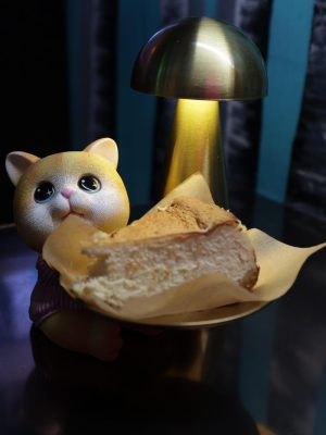 Tarta de queso cremosa con base crujiente y cobertura opcional.