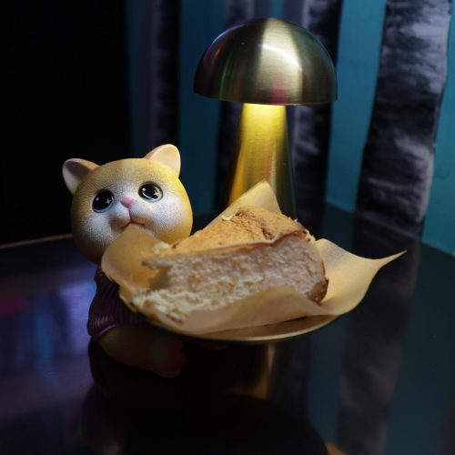 Tarta de queso cremosa con base crujiente y cobertura opcional.