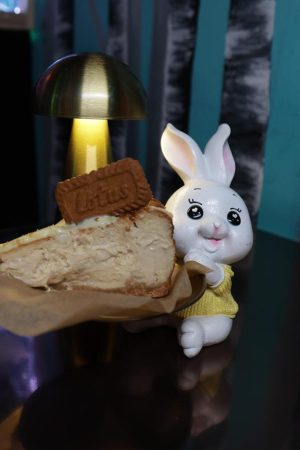 Tarta de queso con galleta Lotus y crema de caramelo.