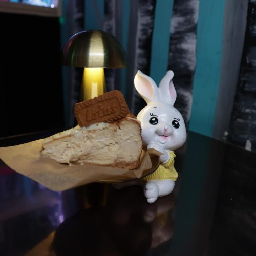 Tarta de queso con galleta Lotus y crema de caramelo.