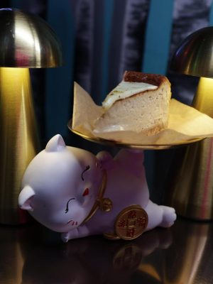 Tarta suave de queso con cobertura de pistacho.