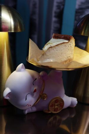 Tarta suave de queso con cobertura de pistacho.