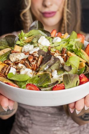 EnsaladaQueso para un bocado ligero y delicioso.