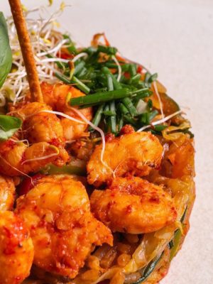 Arroz salteado con gambas y vegetales en salsa asiática.