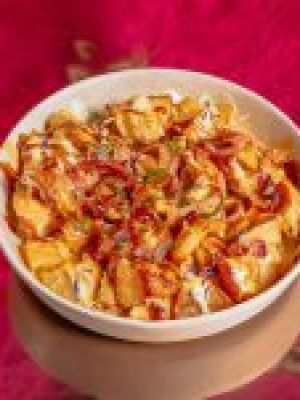 Patatas mágicas con mezcla de salsas y toppings crujientes