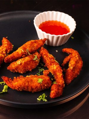 Pollo crujiente estilo casero con rebozado especiado.