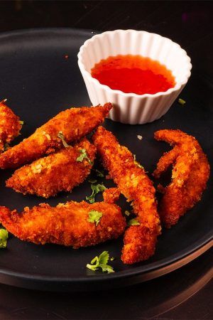 Pollo crujiente estilo casero con rebozado especiado.