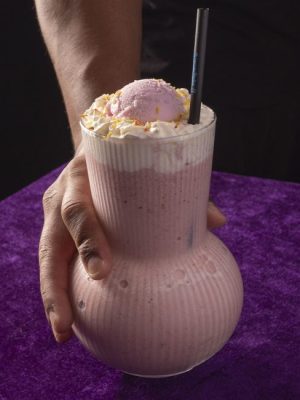 Batido con frutos rojos y helado de nata, coronado con licor de madroño.