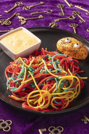 Pasta de colores con pan brioche y toque de carbonara encantada.